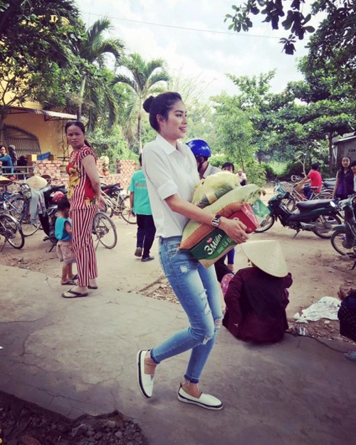 Chỉ với áo sơ mi trắng mà phạm hương mặc đủ kiểu vẫn không thể chê được