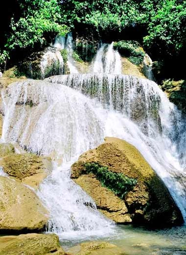 Chinh phục thác mơ bằng thang dây