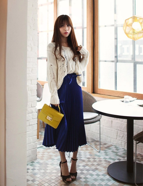 Chọn chân váy màu sắc cho nữ công sở trẻ