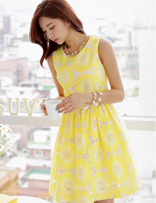 Chọn váy liền xinh xắn cho cô nàng eo to
