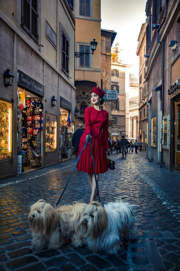 Cô gái đẹp nhất the face dắt cún đi dạo ở rome