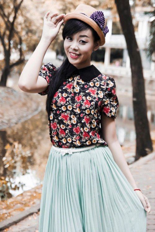Cô nàng mê sắc màu của hoa