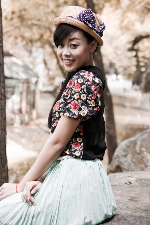 Cô nàng mê sắc màu của hoa