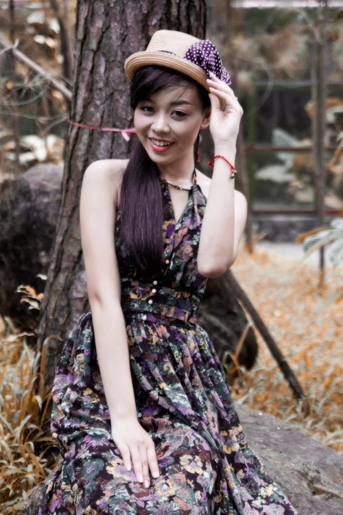 Cô nàng mê sắc màu của hoa