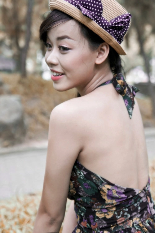 Cô nàng mê sắc màu của hoa