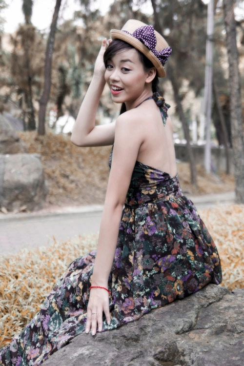Cô nàng mê sắc màu của hoa