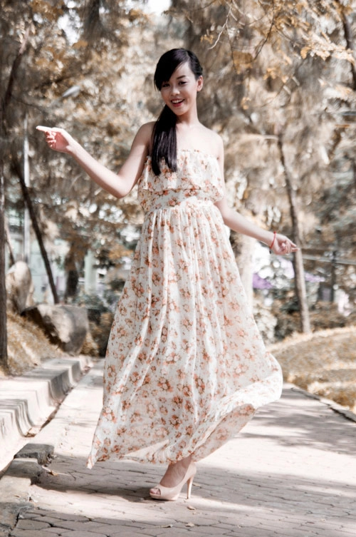 Cô nàng mê sắc màu của hoa