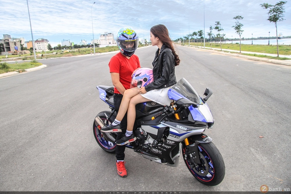 Couple trai tài gái sắc tạo dáng cùng cặp đôi r6 - r1 của nhà yamaha