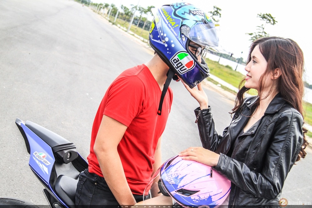 Couple trai tài gái sắc tạo dáng cùng cặp đôi r6 - r1 của nhà yamaha