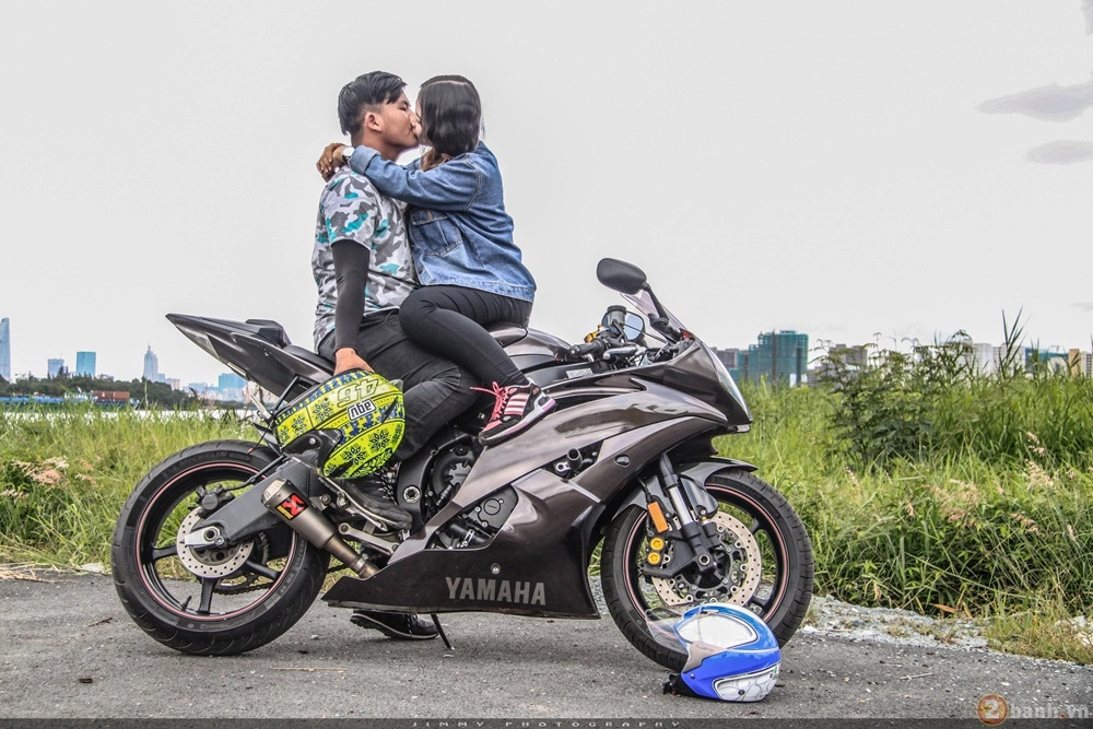 Couple trai tài gái sắc tạo dáng cùng cặp đôi r6 - r1 của nhà yamaha