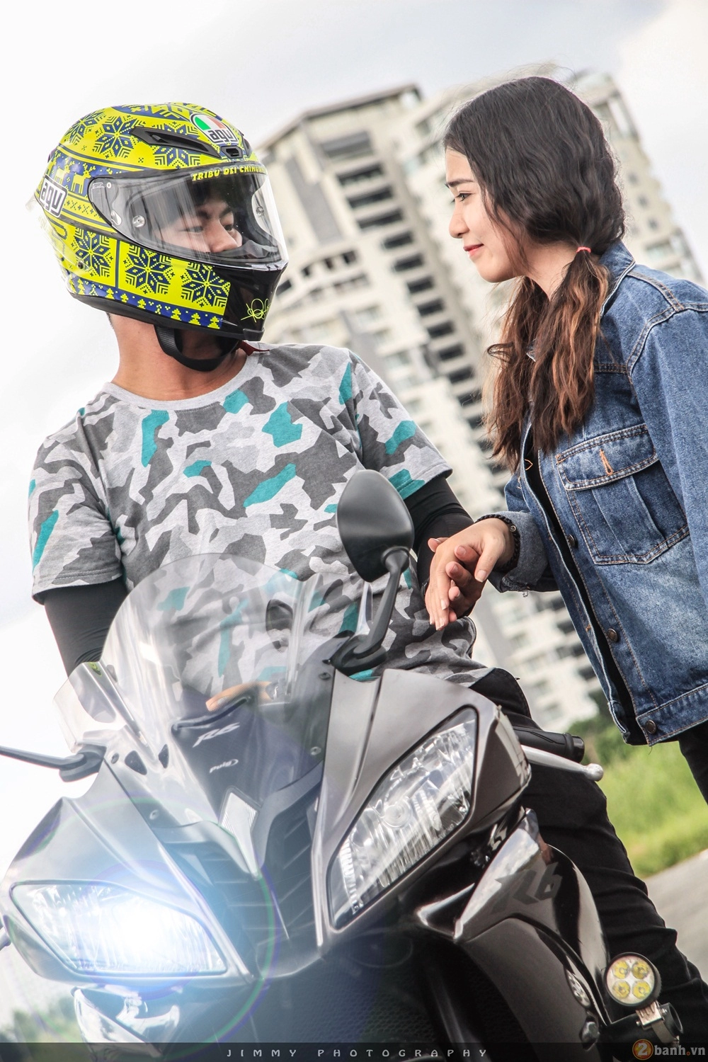 Couple trai tài gái sắc tạo dáng cùng cặp đôi r6 - r1 của nhà yamaha