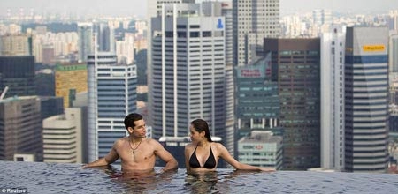 Cực đã với những bể bơi gương soi