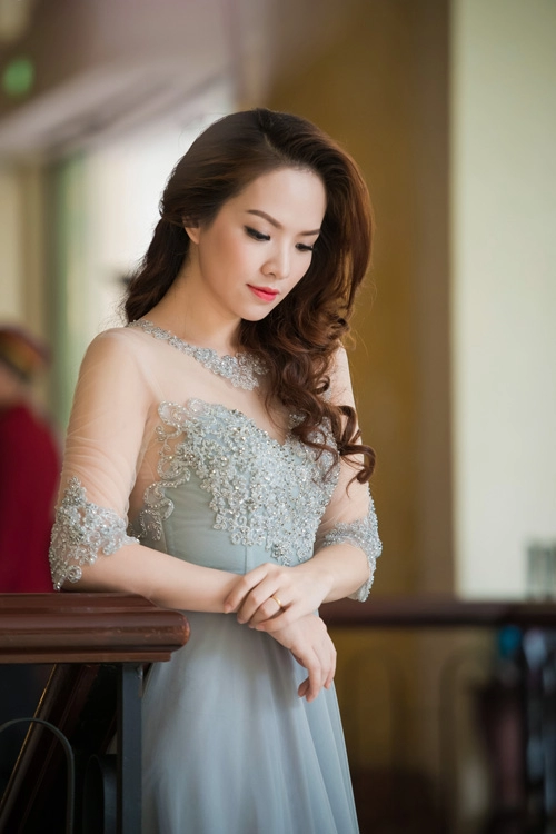 Đan lê đẹp hút hồn với váy xuyên thấu đính hạt