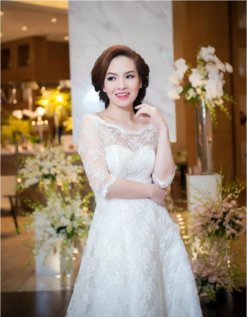 Đan lê đẹp hút hồn với váy xuyên thấu đính hạt