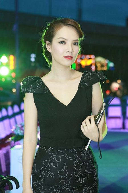 Đan lê đẹp hút hồn với váy xuyên thấu đính hạt