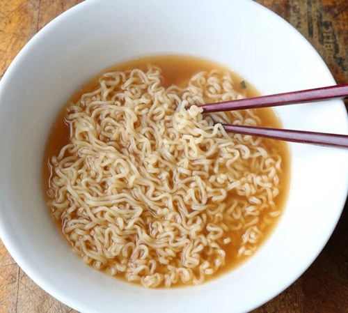 Để bát mì ramen rùng rợn hơn cho lễ halloween