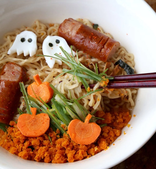 Để bát mì ramen rùng rợn hơn cho lễ halloween