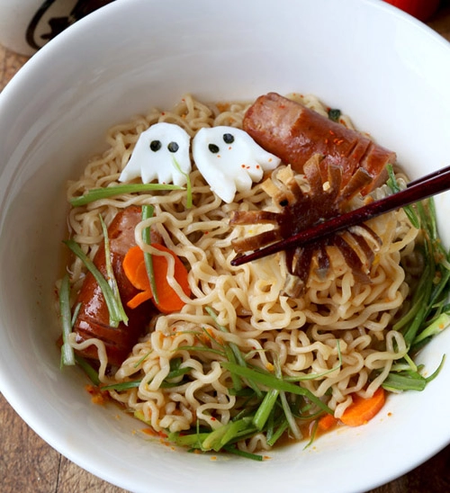 Để bát mì ramen rùng rợn hơn cho lễ halloween