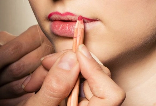 Để môi đầy đặn mà không cần dao kéo