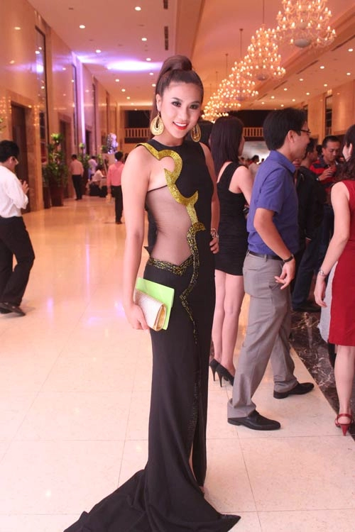 Đến lượt hh diễm hương mặc mát mẻ
