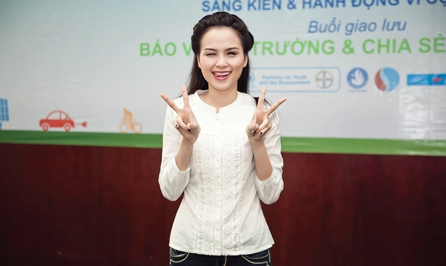 Diễm hương đẹp giản dị bên sinh viên