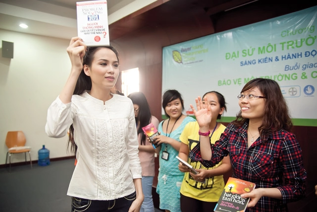 Diễm hương đẹp giản dị bên sinh viên