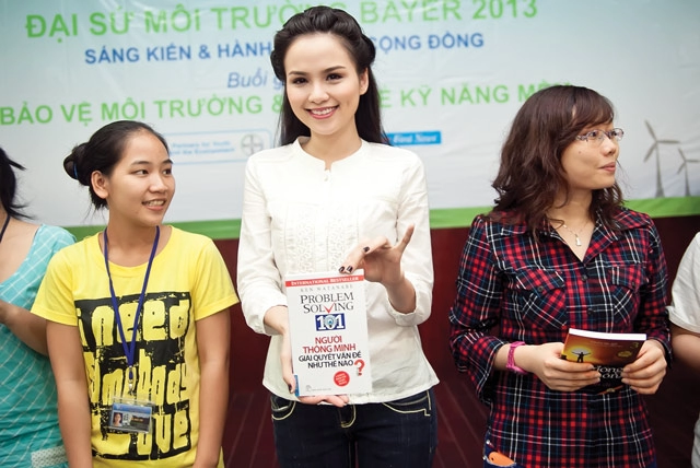 Diễm hương đẹp giản dị bên sinh viên