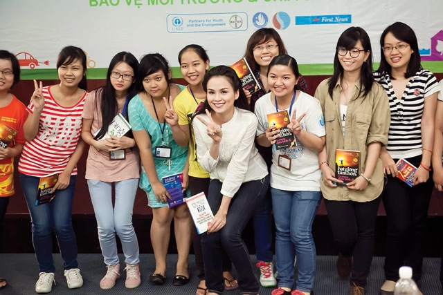 Diễm hương đẹp giản dị bên sinh viên