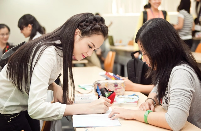 Diễm hương đẹp giản dị bên sinh viên