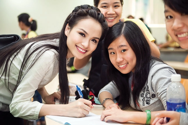 Diễm hương đẹp giản dị bên sinh viên