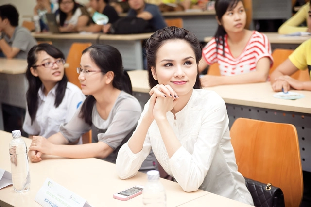 Diễm hương đẹp giản dị bên sinh viên