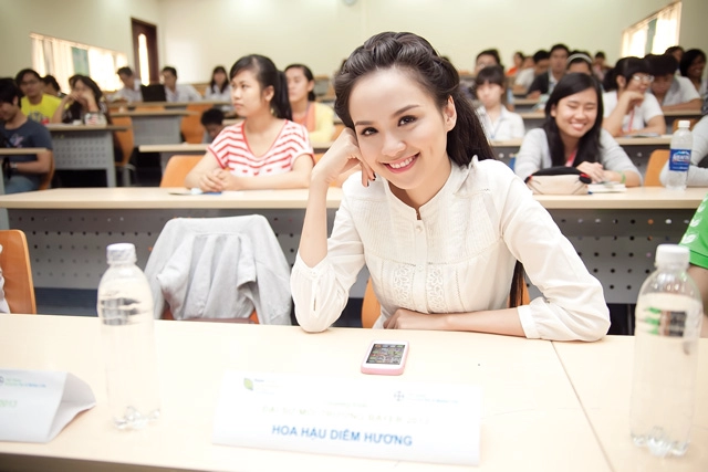 Diễm hương đẹp giản dị bên sinh viên