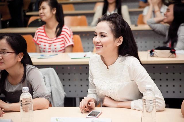 Diễm hương đẹp giản dị bên sinh viên