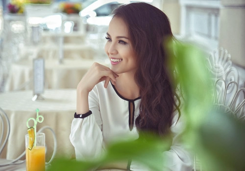 Diễm hương giày bệt giản dị trên phố