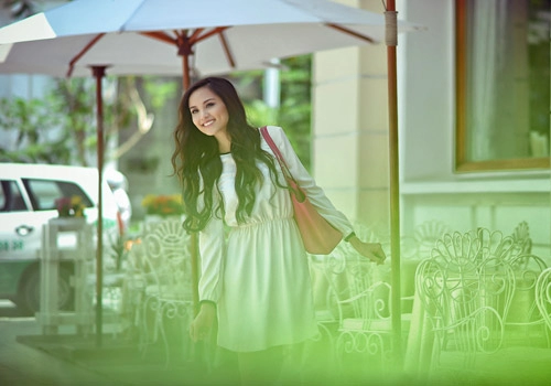 Diễm hương giày bệt giản dị trên phố