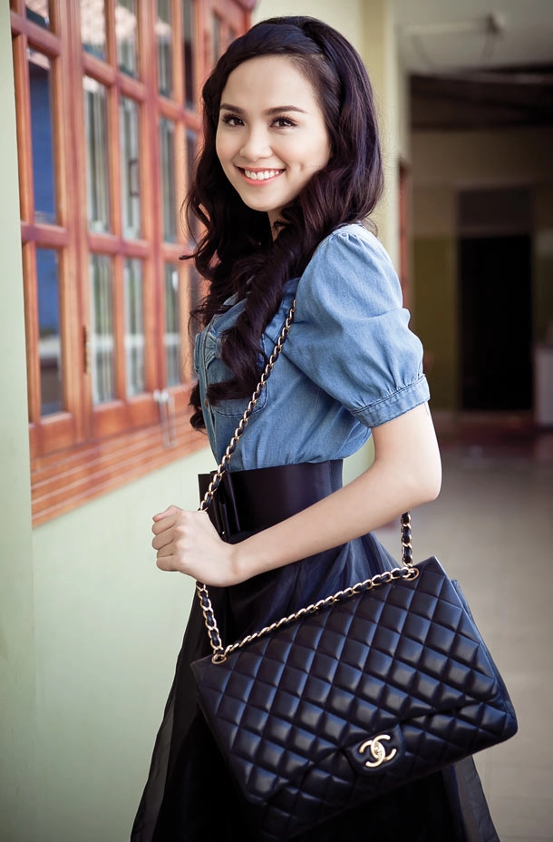 Diễm hương khoe nụ cười má lúm