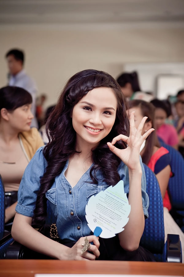 Diễm hương khoe nụ cười má lúm
