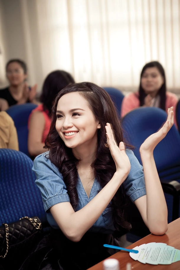 Diễm hương khoe nụ cười má lúm
