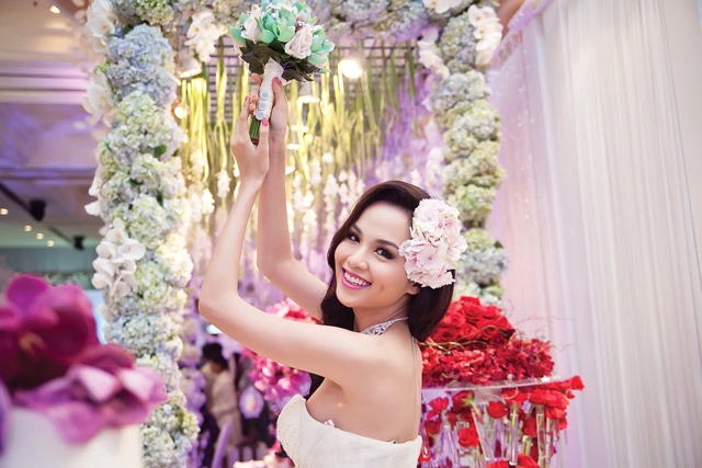 Diễm hương lại diện váy cưới gợi cảm