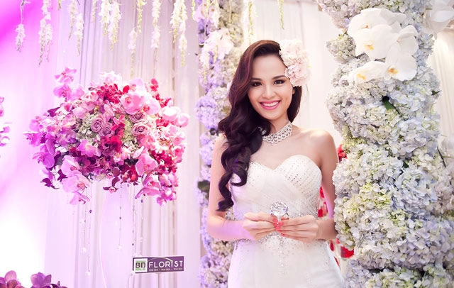 Diễm hương lại diện váy cưới gợi cảm