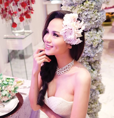 Diễm hương lại diện váy cưới gợi cảm