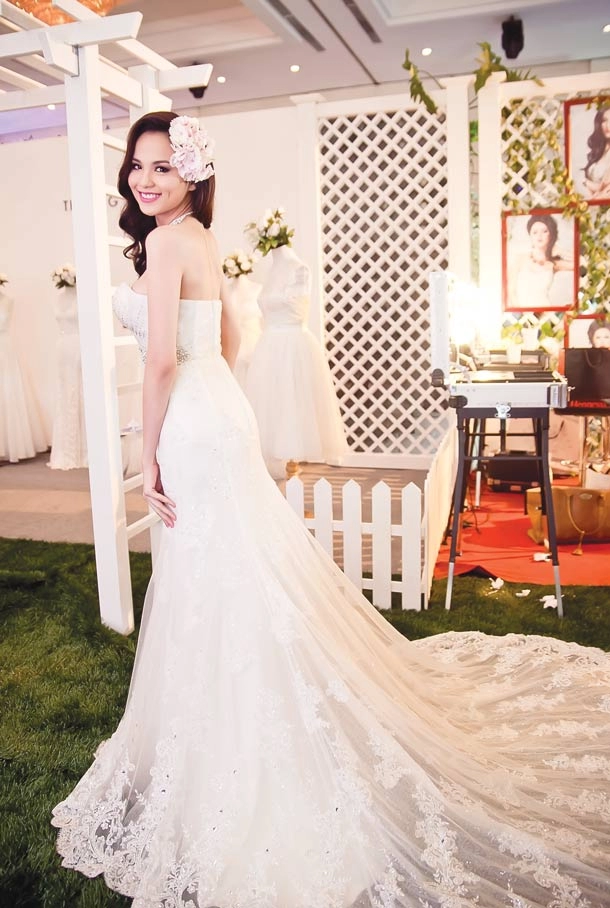 Diễm hương lại diện váy cưới gợi cảm