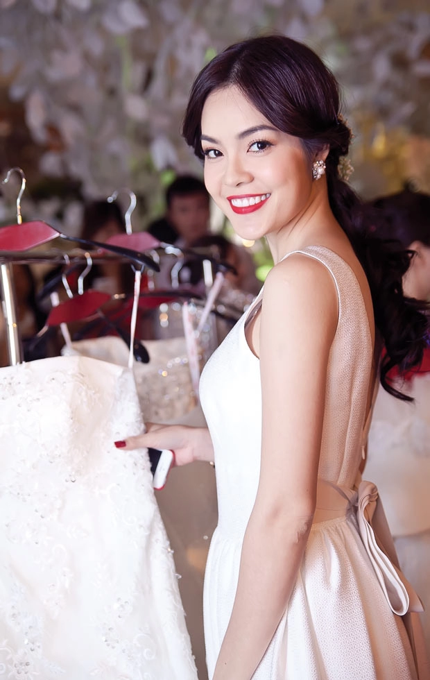 Diễm hương lại diện váy cưới gợi cảm