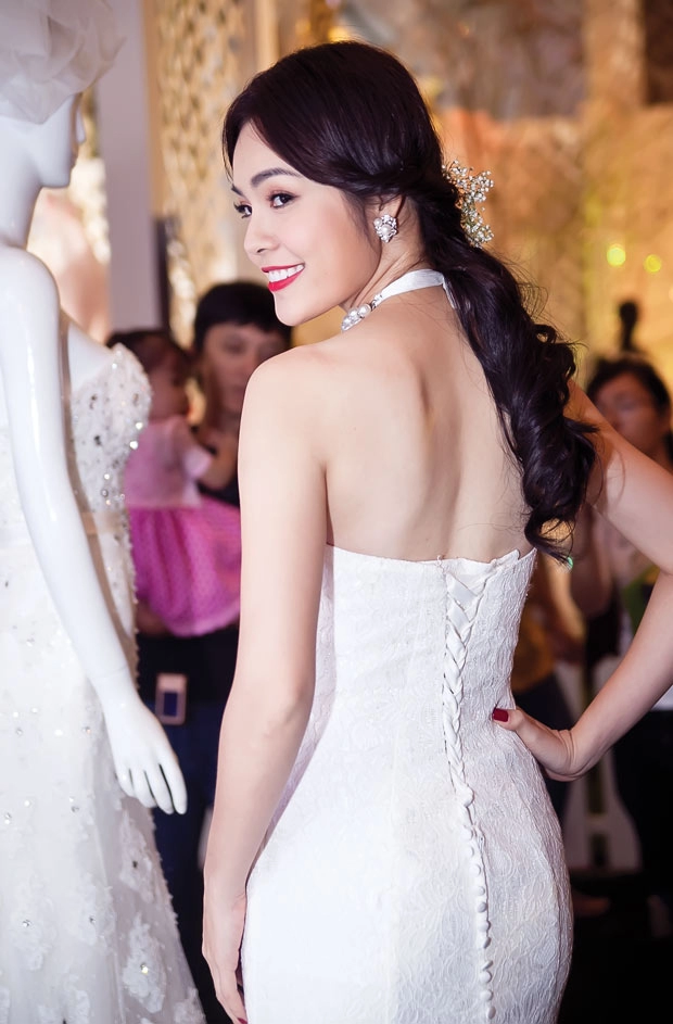 Diễm hương lại diện váy cưới gợi cảm