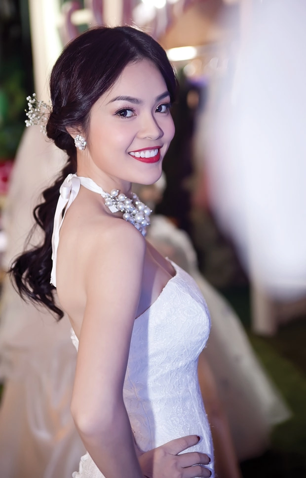 Diễm hương lại diện váy cưới gợi cảm