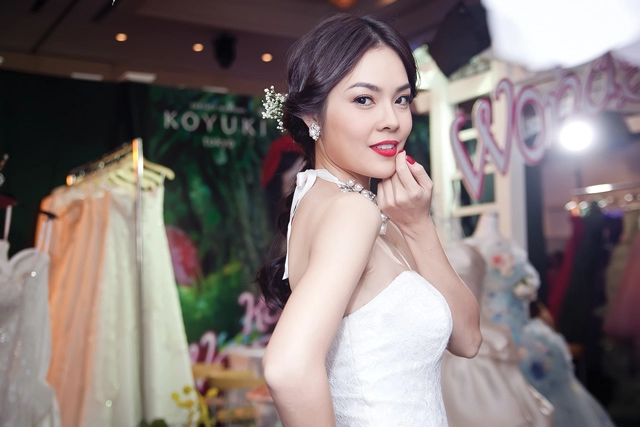 Diễm hương lại diện váy cưới gợi cảm