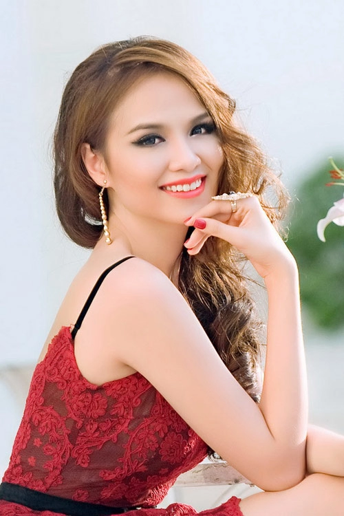 Diễm hương nồng nàn váy đỏ