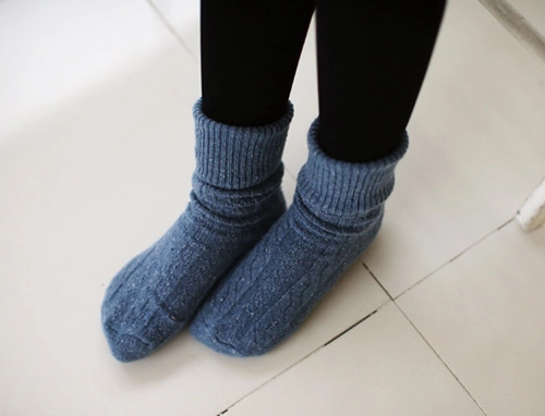 Diện váy hè giữa đông lạnh