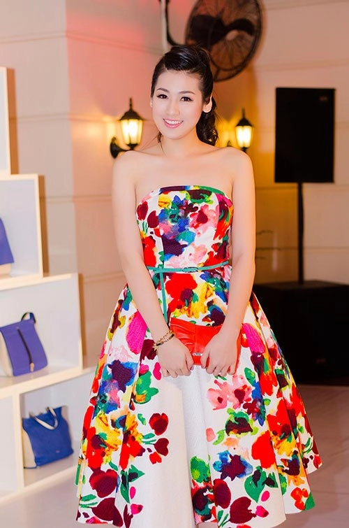 Diện váy xòe đẹp như á hậu tú anh