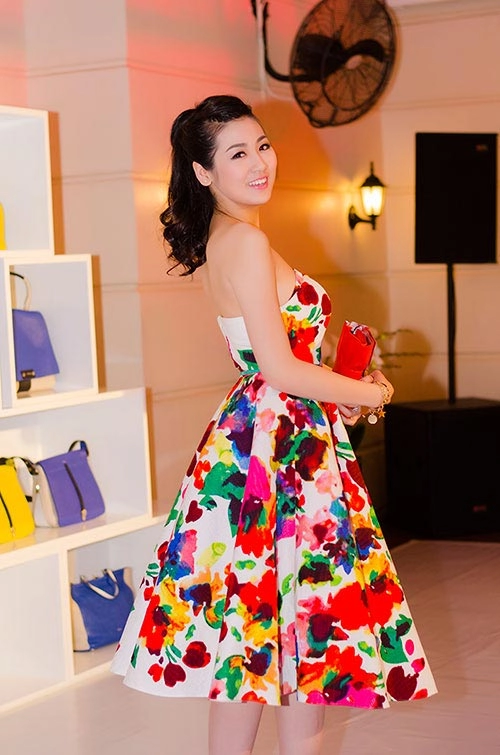 Diện váy xòe đẹp như á hậu tú anh